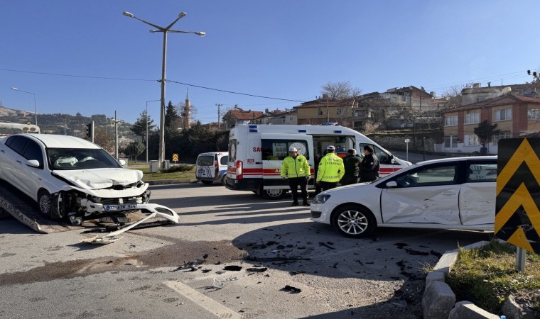 Burdurda iki otomobil çarpıştı: 3 kişi yaralandı