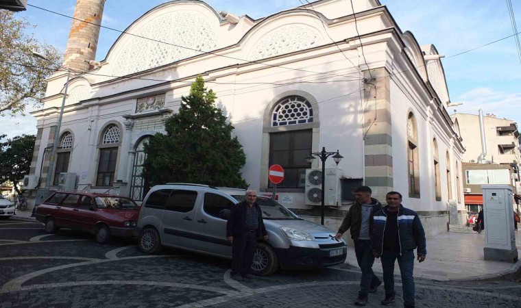 Burhaniyede tarihi camiye hayırsever güzelliği