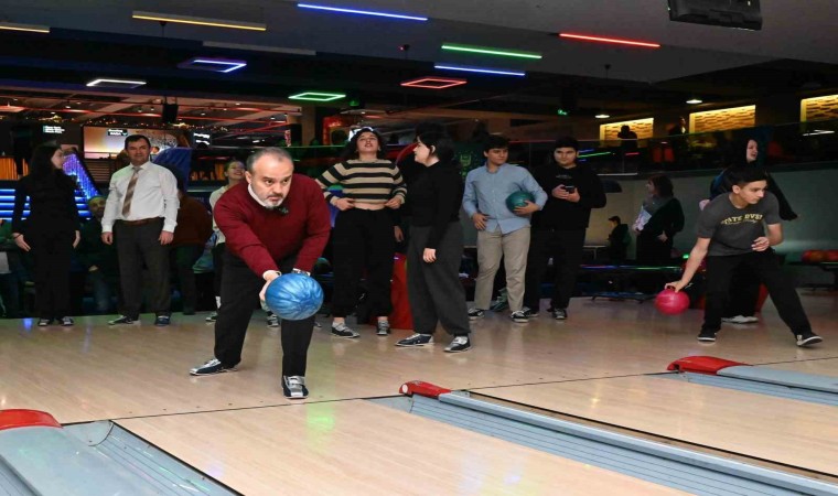 Bursada liseliler bowlingle stres atıyor