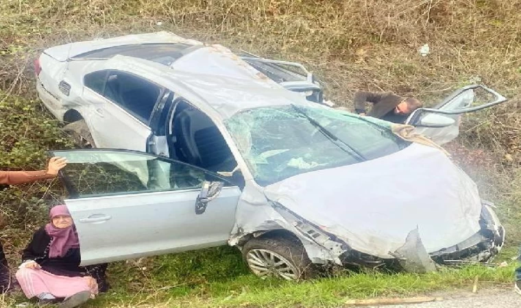 Bursa’da TIR’ın çarptığı otomobildeki evli çift yaralandı