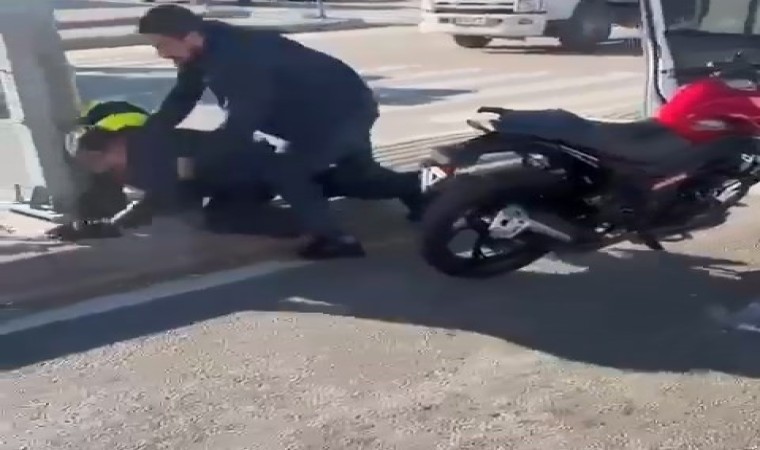 Bursada yol kavgası kamerada...Motosiklet sürücüsünü kaskıyla dövdü