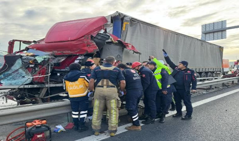 Büyükçekmece’de lastiği patlayan TIR kaza yaptı; Sıkışan sürücüyü itfaiye kurtardı