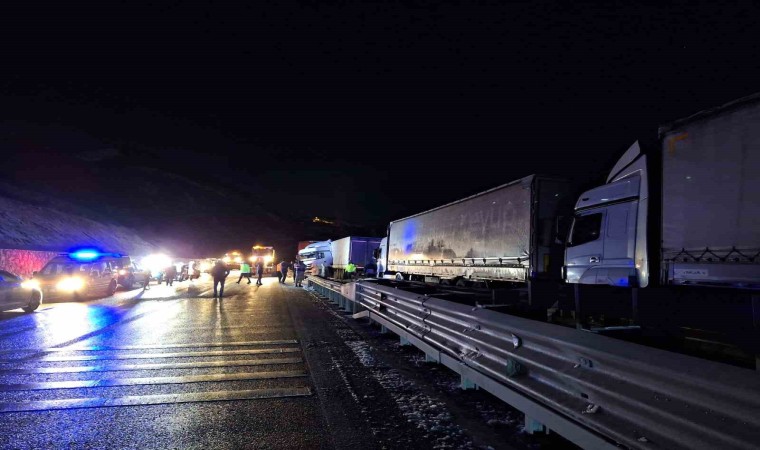 Buzlanma nedeniyle ulaşıma kapanan Erzurum - Erzincan kara yolu yeniden ulaşıma açıldı