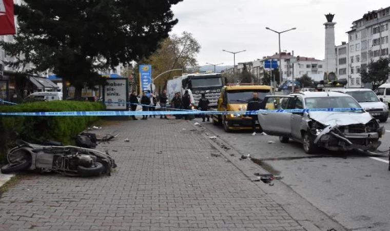 Camında ’Hızlı ve öfkeli’ yazısı olan otomobil motosiklete çarpı: 2 yaralı