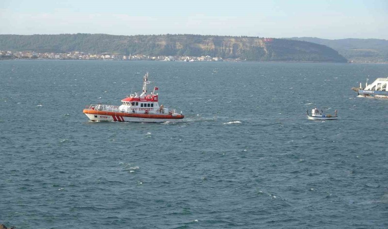 Çanakkale Boğazında sürüklenen balıkçı teknesi, barınağa yanaştırıldı