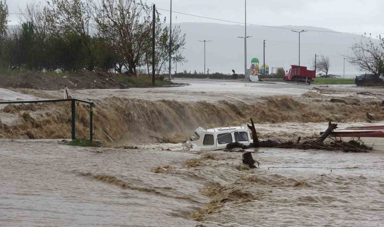 Çanakkalede Kepez çayı taştı