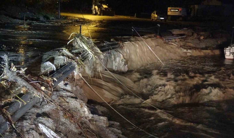 Çanakkalede Kepez Deresi taştı, sahil yolu trafiğe kapatıldı