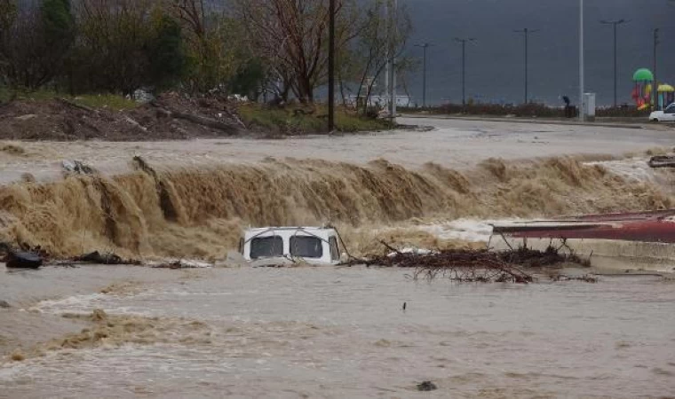 Çanakkale’de sağanak; dereler taştı, ekipler teyakkuzda