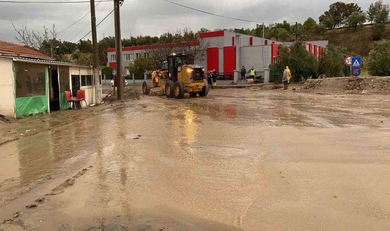 Çanakkalede sağanak yağış nedeniyle Kalabaklı köy yolu trafiğe kapatıldı