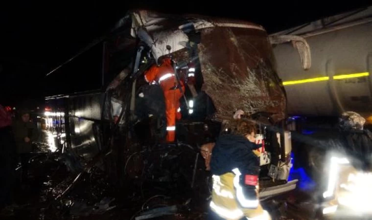 Çanakkale’de yolcu otobüsü, kum yüklü hafriyat kamyonuna arkadan çarptı: 13 yaralı