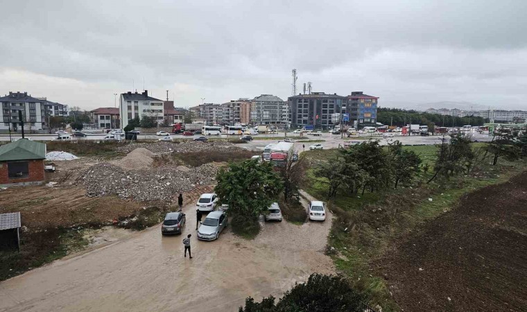 Çareyi yolu kapatmakta buldu