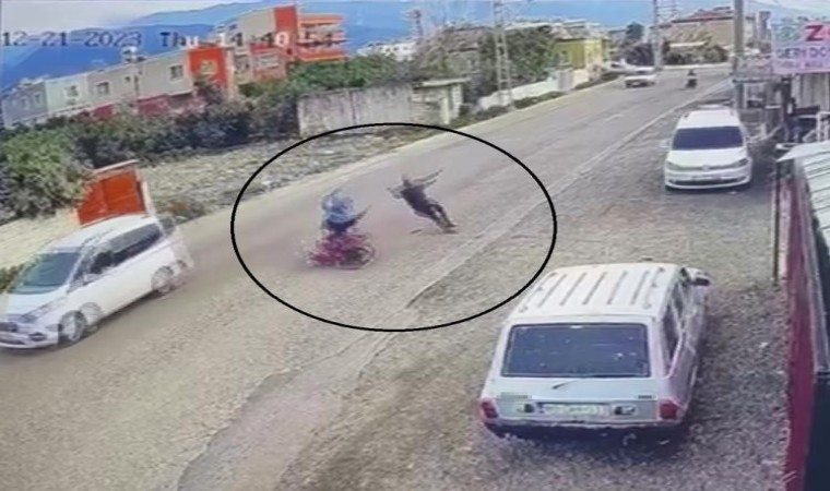 Çarpışmanın etkisiyle motosiklet sürücüsü ve yaya havaya uçtu