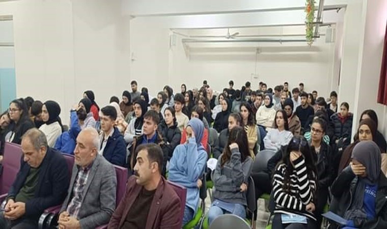 Çermikte üniversiteye hazırlanan gençlere seminer verildi