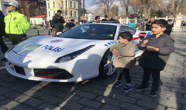 Çeteden ele geçirilen ultra lüks araç polis otosu olarak Sultanahmette sergilenmeye devam ediliyor