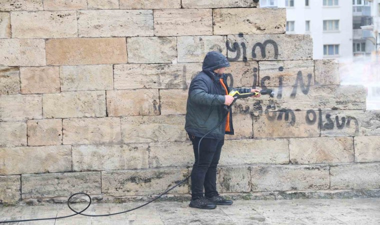 Çifte Minareye yapılan saygısızlık temizlendi