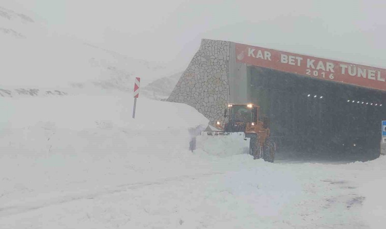 Çığ nedeniyle kapanan Van-Bahçesaray karayolu ulaşıma açıldı