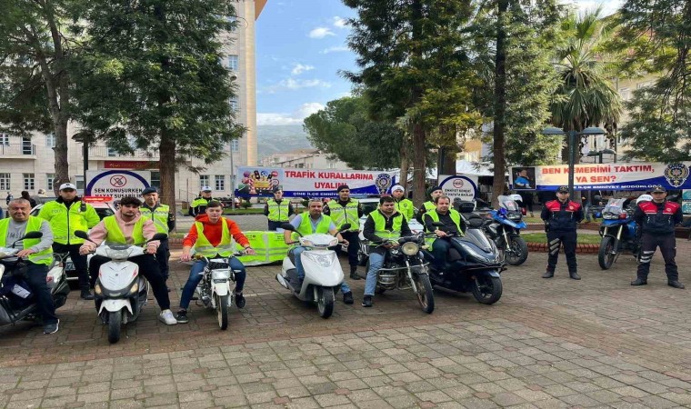 Çinede lise öğrencileri trafik konusunda bilgilendirildi