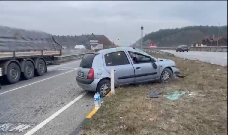 D100 karayolunda bariyerlere çarpan otomobildeki 2 kişi yaralandı