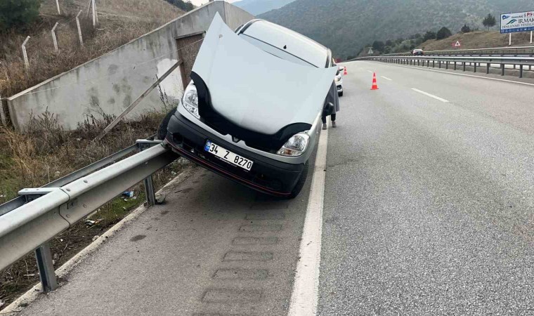 D100de kontrolden çıkan hafif ticari araç bariyerde asılı kaldı