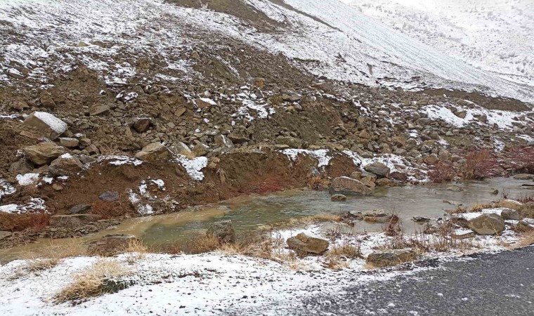 Dağdan kopan kaya parçaları köy halkını korkuttu