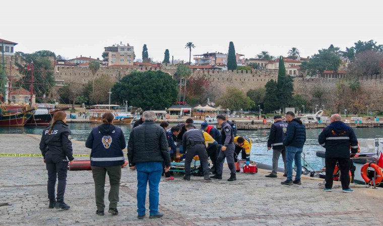 Deniz üzerinde hareketsiz bulunan şahsı hayatta tutmak için kalp masajı sırasına girdiler