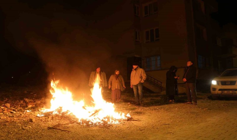 Deprem korkusuyla kendini sokağa atan vatandaşlar ateş yakarak ısındı