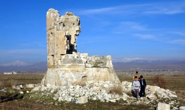 Depremde kısmen yıkılan 600 yıllık kümbette restorasyon çalışması