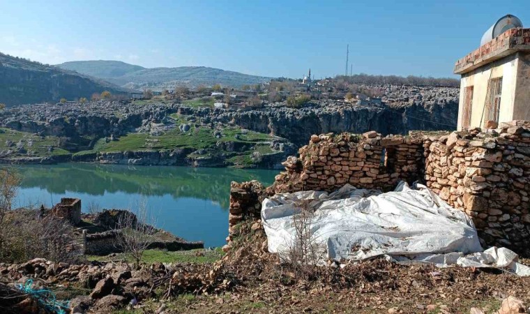 Dicle ilçesi ile köyleri yakınlaştıran köprü yapılmayı bekliyor