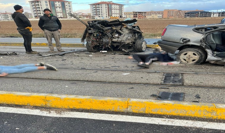 Direğe çarpan araç ikiye bölündü: 1 ölü, 1i ağır 3 yaralı