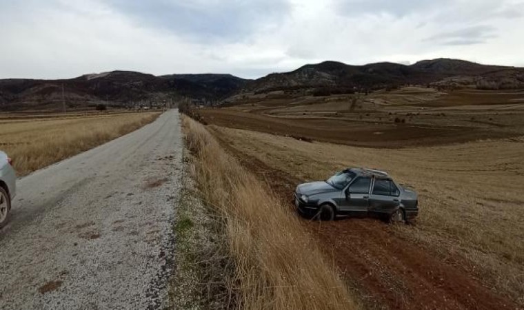 Direksiyon hakimiyetini kaybetti, takla atarak tarlaya uçtu