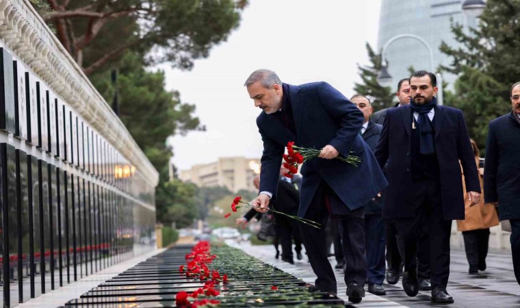 Dışişleri Bakanı Fidan, Haydar Aliyevin mezarını ziyaret etti