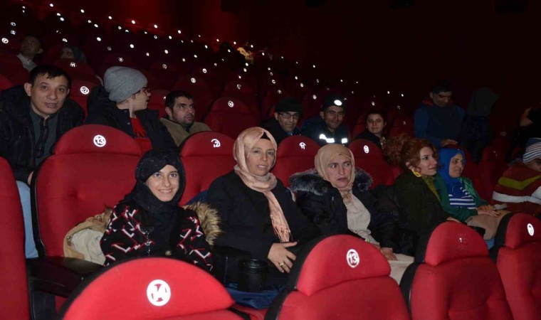 Diyarbakırda engelli vatandaşlara sinema keyfi