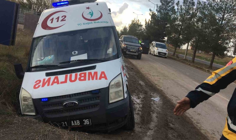 Diyarbakırda hastaneden ilçeye dönen ambulans kaza yaptı: 1 yaralı