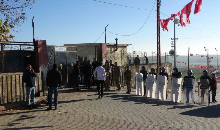 Diyarbakırda öğrencilerin kavgasına veliler de dahil oldu, polis ve jandarma müdahale etti