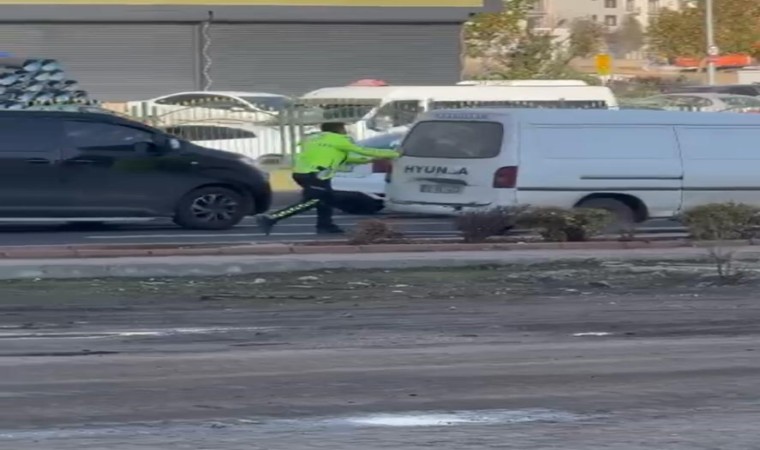 Diyarbakırda trafik polisi, aracı arızalanan sürücüye yardım etti