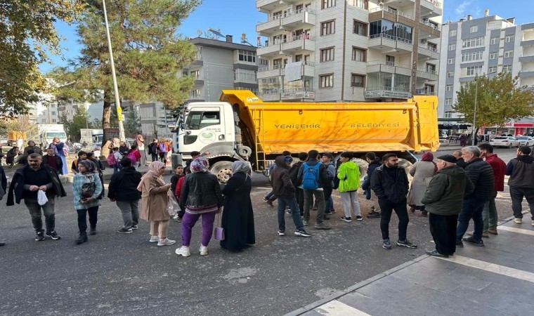 Diyarbakırda yolun karşısına geçmeye çalışan kadına kamyon çarptı