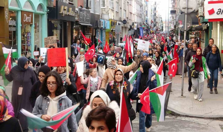 Dünya Şehit Çocuklar Gününde Filistinli çocuklar için yürüdüler