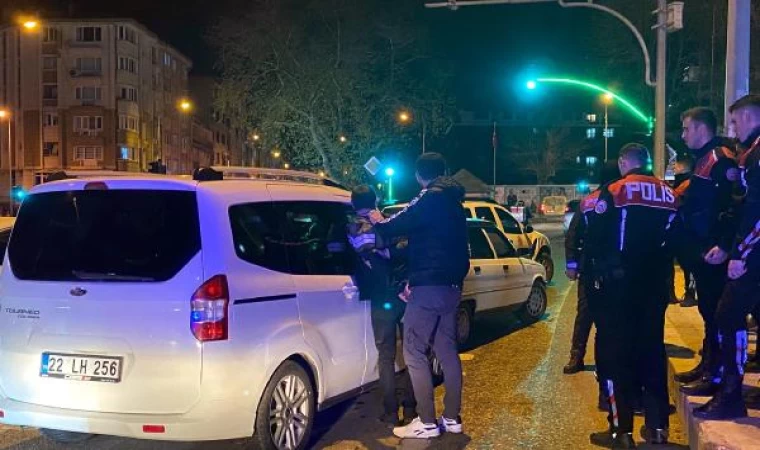 ’Dur’ ihtarına uymayan sürücü, otomobiliyle polis aracına çarptı; 2.11 promil alkollü çıktı