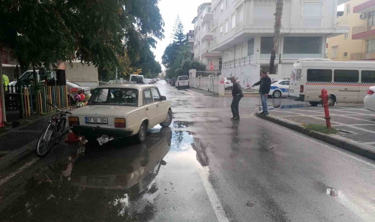 Dur levhasına uymayan sürücüler caddeyi çarpışan otomobillere çevirdi