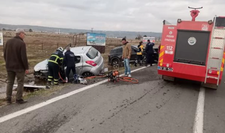 Edirne’de 2 otomobil çarpıştı: 2 ölü