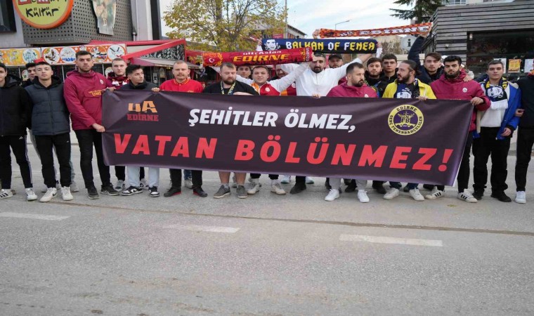 Edirnede Galatasaray ve Fenerbahçe taraftarları şehitler için pankart açtı