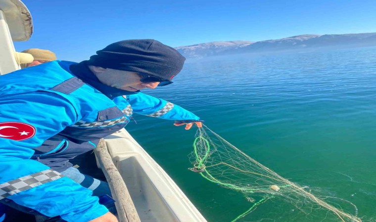 Eğirdir Gölünde kaçak avcılıkta kullanılan 800 metre uzatma ağı ele geçirildi