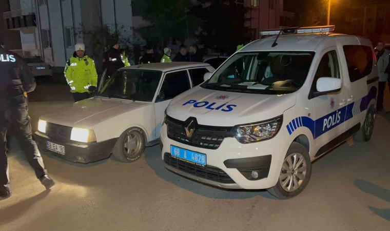 Ehliyetsiz, alkollü ve öfkeli iki arkadaş emniyeti alarma geçirdi, kovalamaca anı kamerada