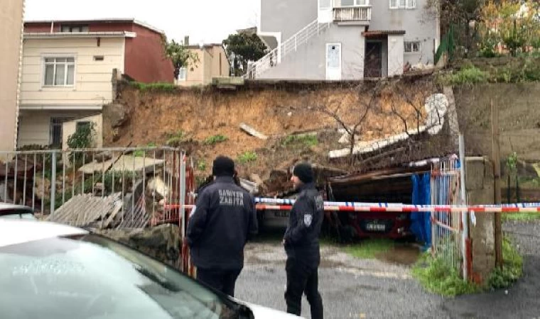 Ek fotoğraflar // Sarıyer’de istinat duvarı çöktü; 4 araç hasar gördü