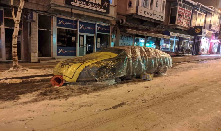 Eksi 9 derecede araçlar soğuktan battaniye ile korunuyor