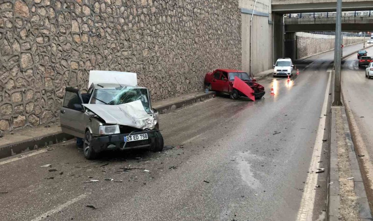 Elazığda otomobiller kafa kafaya çarpıştı: 4 yaralı