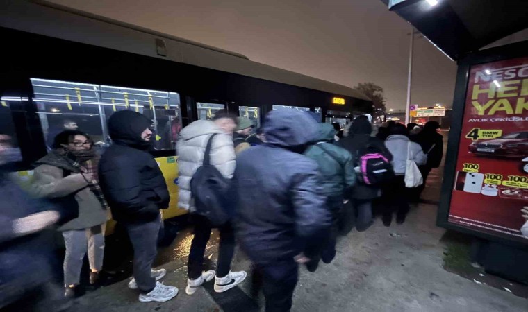 Eminönü-Alibeyköy tramvay hattında arıza: Vatandaşların mağduriyeti kameralara yansıdı