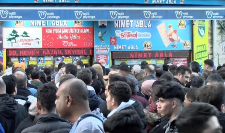 Eminönü’nde metrelerce uzanan yılbaşı bileti kuyruğu