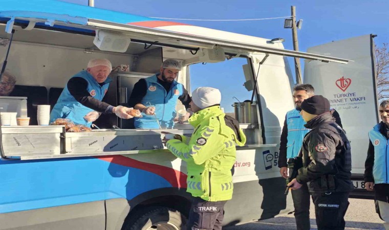 Emniyet personeline sıcak çorba ikramı