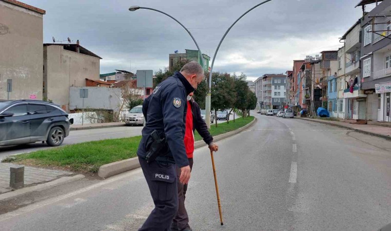 Engelli vatandaşın yardımına polis koştu